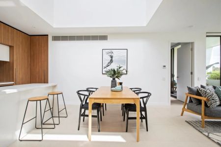 Luxurious Top-Floor Apartment in The Centre of Manly - Photo 4