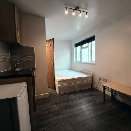 Studio Flat, High Road, IG1 - Photo 3
