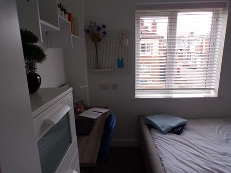 Exceptional house share, close to hospital, industrial estates, town centre and transport services - Photo 3