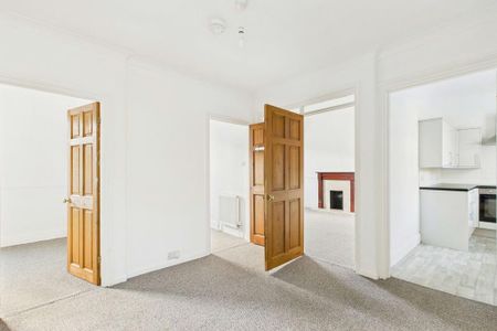 3 bedroom flat to rent - Photo 4