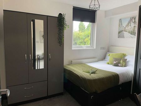 🌟 Easy-Living East Side Gem – A House Share That Has It All! 🌟 - Photo 2