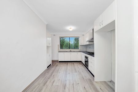 LARGE FAMILY HOUSE! - Photo 2