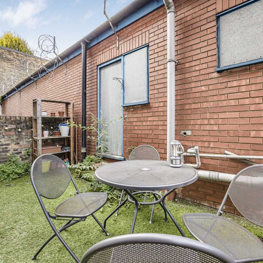 Price £2,100 pcm - Available 01/11/2025 - Unfurnished - Photo 1