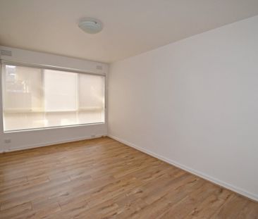 Ground Floor Recently Renovated Apartment - Photo 1