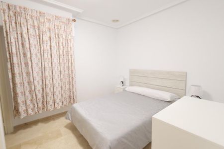 Apartamento en el Paseo Maritimo en Torrevieja. - Photo 3