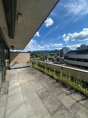 Grosszügige und zentrale 2.5-Zimmer Attikawohnung in Laufen - Photo 1
