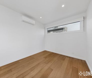 Spacious Townhouse Living - Photo 6