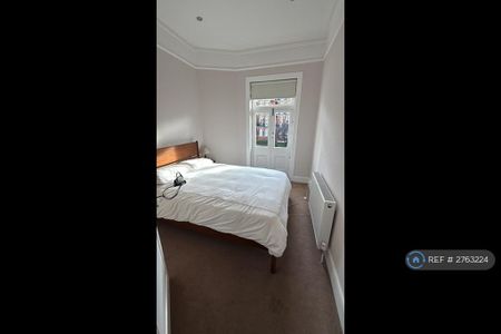 3 bedroom flat to rent - Photo 4