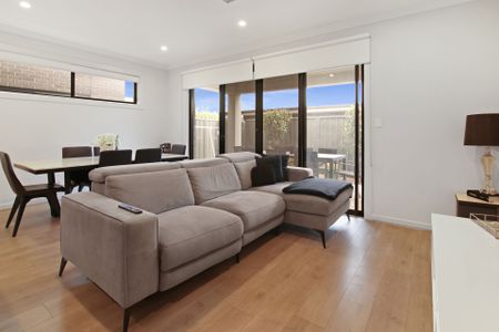 Spacious Three Bedroom Designer Home with Hills Views - Photo 2