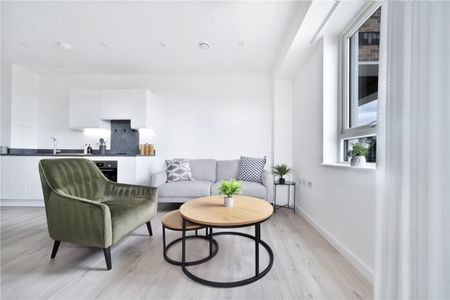 A chic one-bedroom apartment situated in Wallbrook Gardens, a stunning development featuring outstanding on-site amenities, communal gardens, and just a 6-minute walk from Canning Town Station. - Photo 3