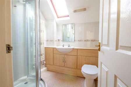 4 bedroom semi-detached house to rent - Photo 4