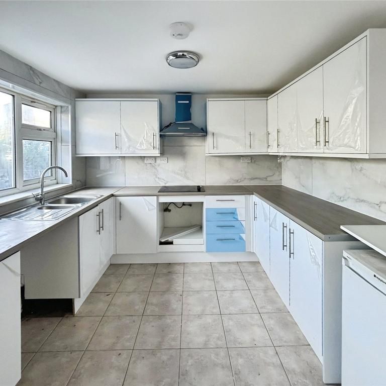 4 bedroom terraced house to rent - Photo 1