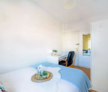 Room in a shared 15-bedroom apartment for rent in Recoletos - Foto 3