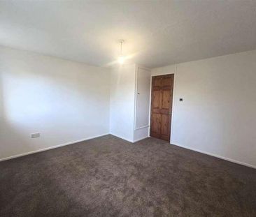 Chiltern Avenue, Farnborough, GU14 - Photo 2