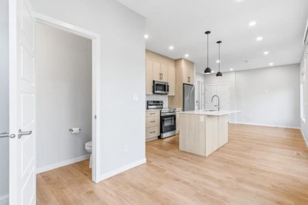 Edmonton Furnished townhouse Rental in Westmount - Upscale and Luxury Main Floor 3 Bedroom Suite - Great Central Location! - Photo 2