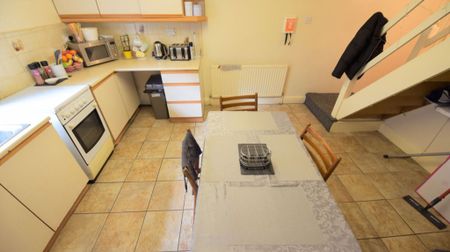 1 bedroom Flat in Harold Grove, Leeds - Photo 4