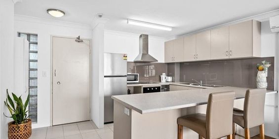 Renovated fully furnished 2 bedroom apartment, - Photo 3