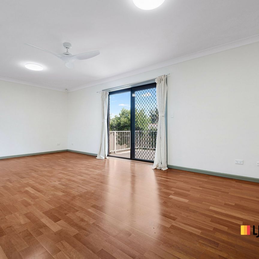 Private Rear Villa with Light-Filled Living & Courtyard - Photo 1