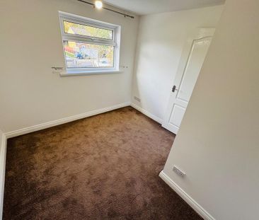 3 bedroom end of terrace house to rent - Photo 2