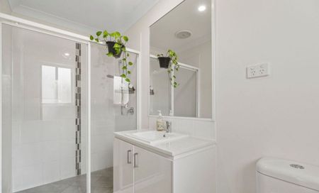 Modern Four Bedroom Family Home with Additional Lounge Area - Photo 4