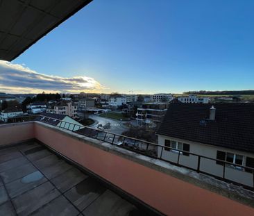 4.5 parfaitement situé, surplombant le quartier, avec balcon et vue - Foto 4