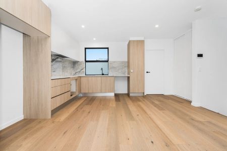 Ultra-modern home close to everything! - Photo 2