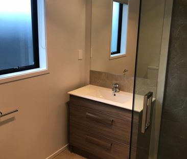 NEARLY NEW, SPACIOUS, MODERN FAMILY HOME SITTING PRETTY IN THE LAKES. - Photo 6