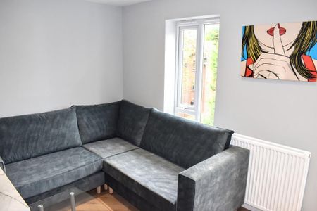 1 bedroom in a house share to rent - Photo 2