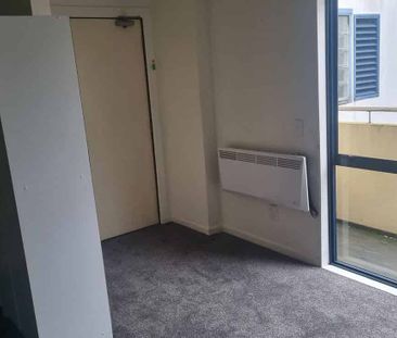 1BR Apt with Balcony! - Photo 2