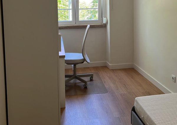 Room in Lisbon avenida de Roma Areeiro