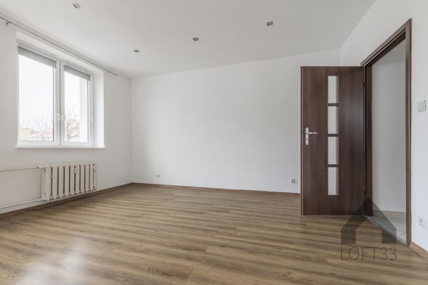 Przestronne dwupokojowe mieszkanie z miejscem parkingowym w centrum Jaworzna do wynajęcia | Spacer3D - Photo 1