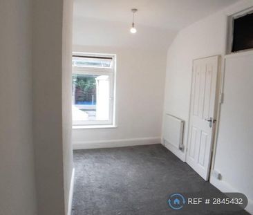 3 bedroom end of terrace house to rent - Photo 4