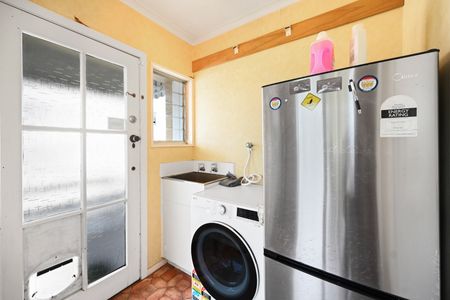 2 bedroom apartment (second level), 1 living, 1 bathroom (separate shower and bath), large balcony with river views, single garage. - Photo 5