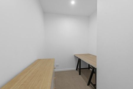 Furnished 1 bed, 1 car park, study and balcony - Photo 2