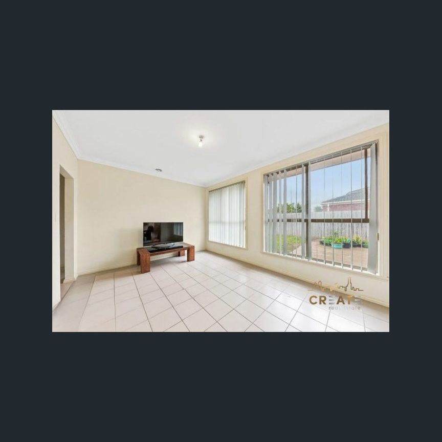 SPACIOUS 4-BEDROOM FAMILY HOME IN PRIME SYDENHAM LOCATION! - Photo 1