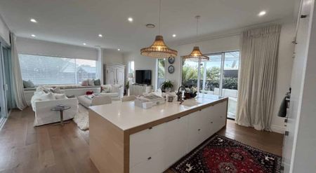 Luxurious 4 bedroom fully furnished home in Strandon - Photo 2