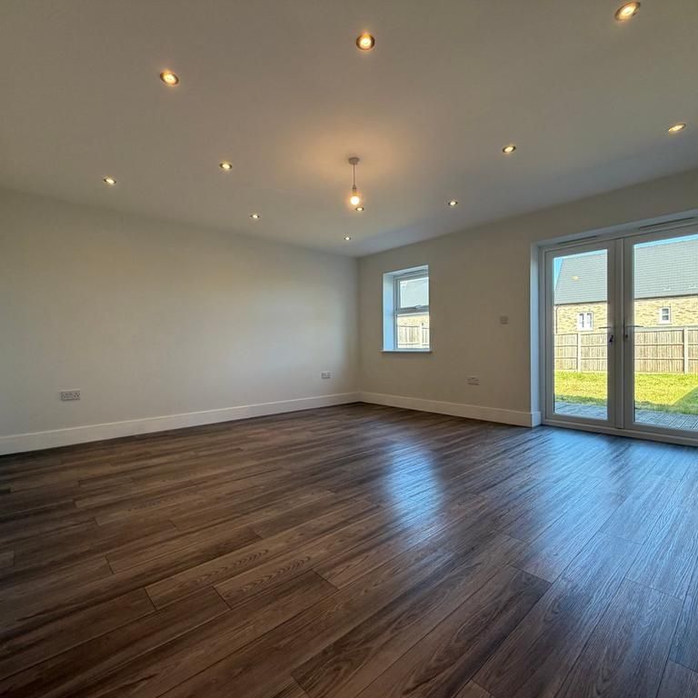 4 bedroom semi-detached house to rent - Photo 1
