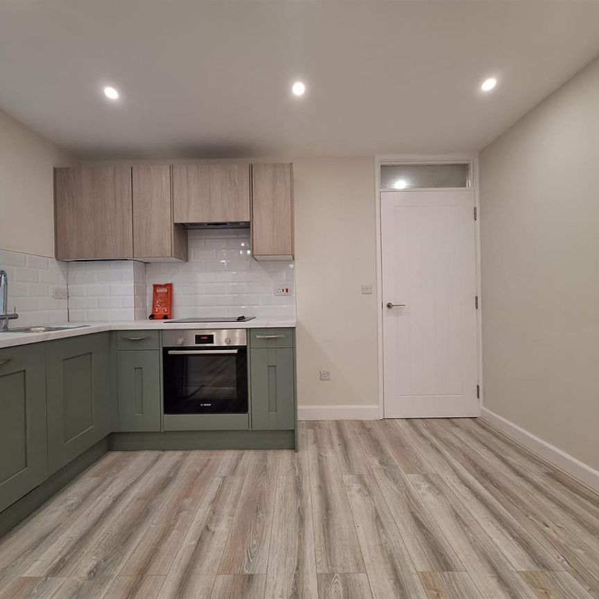 Buffers Lane, Leatherhead KT22, London - Photo 1