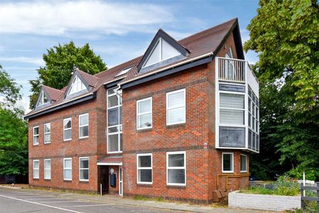 A modern one bedroom apartment opposite the River Thames with separate storage unit. - Photo 5