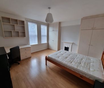 5 Bed - 139 Ash Road, Headingley, Leeds - LS6 3HD - Student - Photo 4