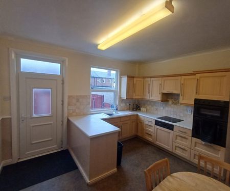 2 bed Terraced - To Let - Photo 4