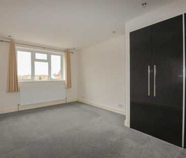 4 bedroom semi-detached house to rent - Photo 4