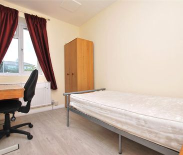 4 bedroom semi-detached house to rent - Photo 5