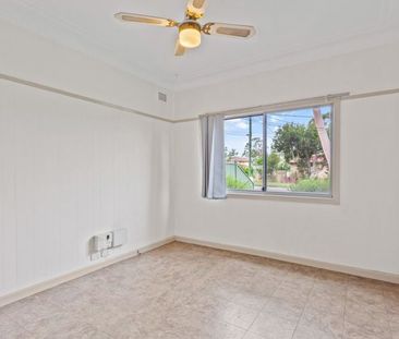 Spacious 3-Bedroom Family Home in Prime Riverstone Location - Photo 4