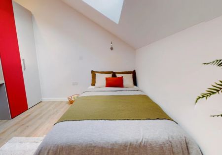 Silver 2 Bed Apartment - Photo 2