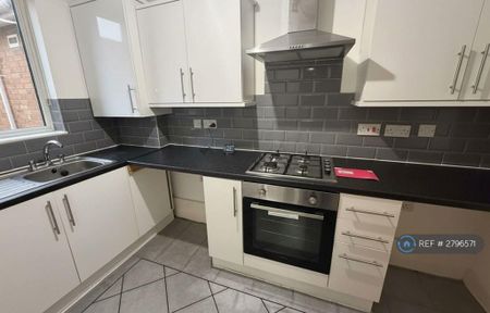 2 bedroom flat to rent - Photo 2