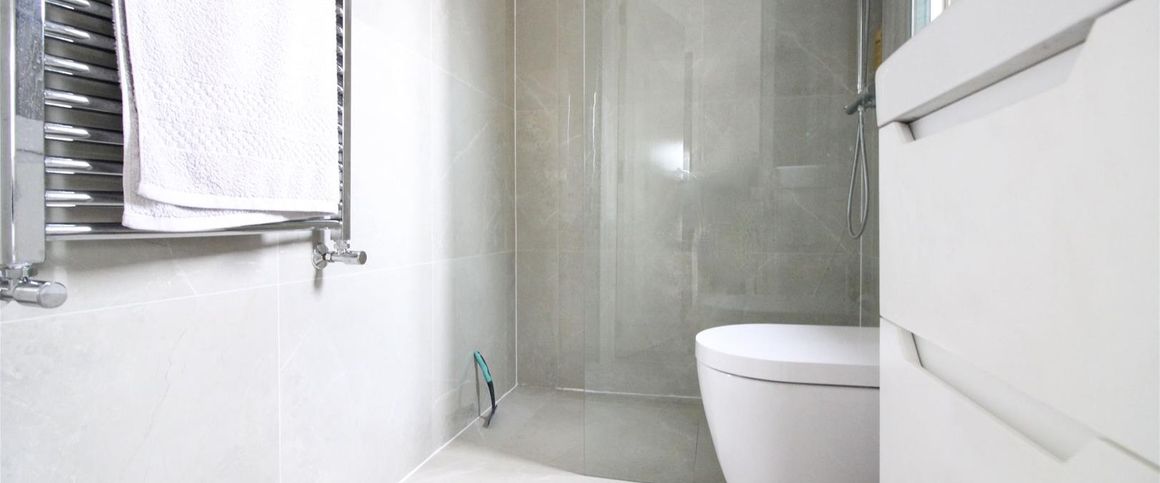 Harrow View, Uxbridge - Photo 1