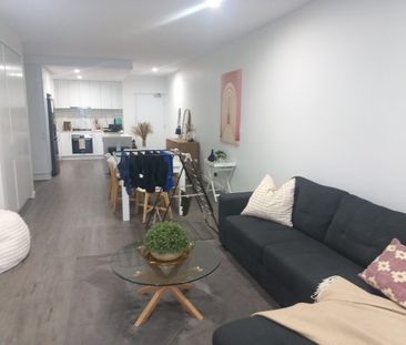 LIFESTYLE & CONVENIENCE IN HEART OF TOOWONG - SO CLOSE TO ALL, YET ... - Photo 4