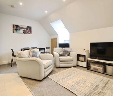 Flat 2, The Old Manse High Street, Swindon, Highworth, SN6 - Photo 2