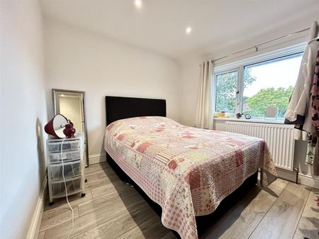 3 Bedroom House - Mid Terrace To Let - Photo 3